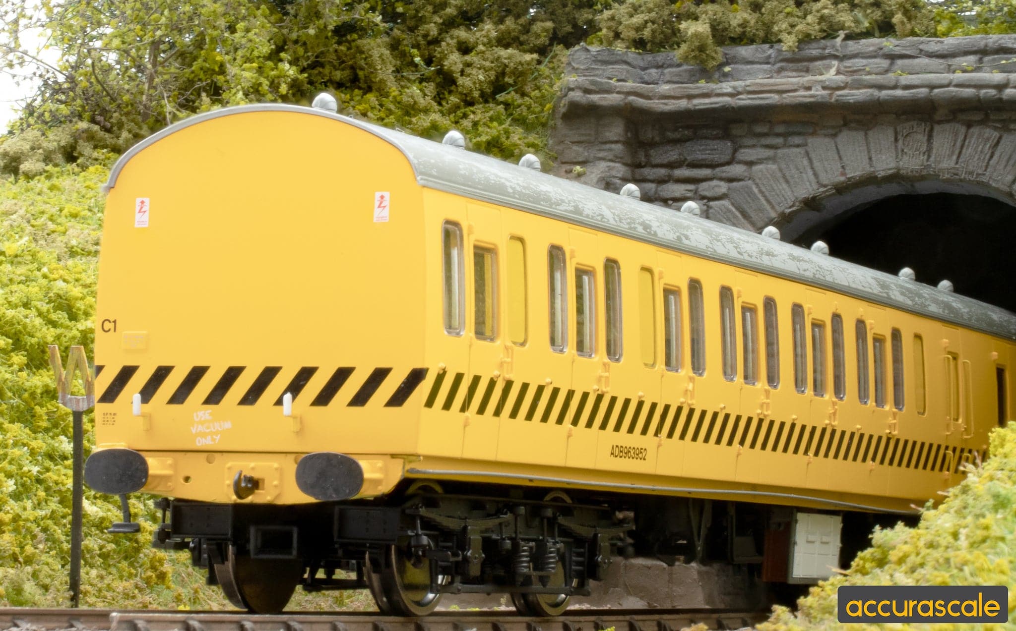 BR Mk1 57' Non-Gangway Coach - BS - BR BTU Tool Vans: ADB963952 - Image 6